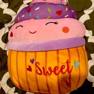 BNWT Valentines Day 12” Kimmie Cupcake Squishmallow 🧁❤️